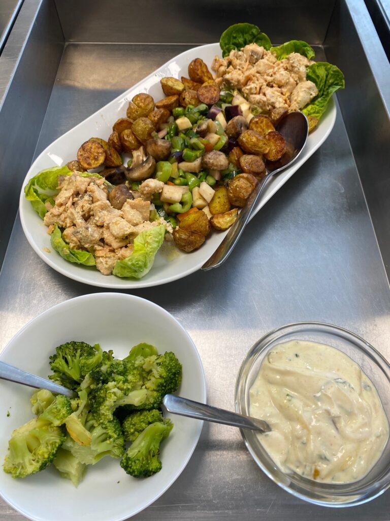 Laxpytt med stekt lax och grönsaker, med kall mango currysås