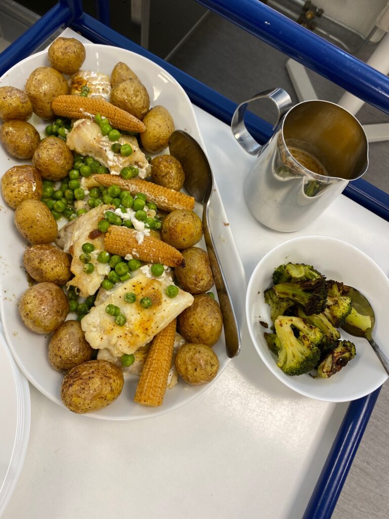 Ungsrostad potatis med broccoli, med torsk i smör med minimajs och ärtor